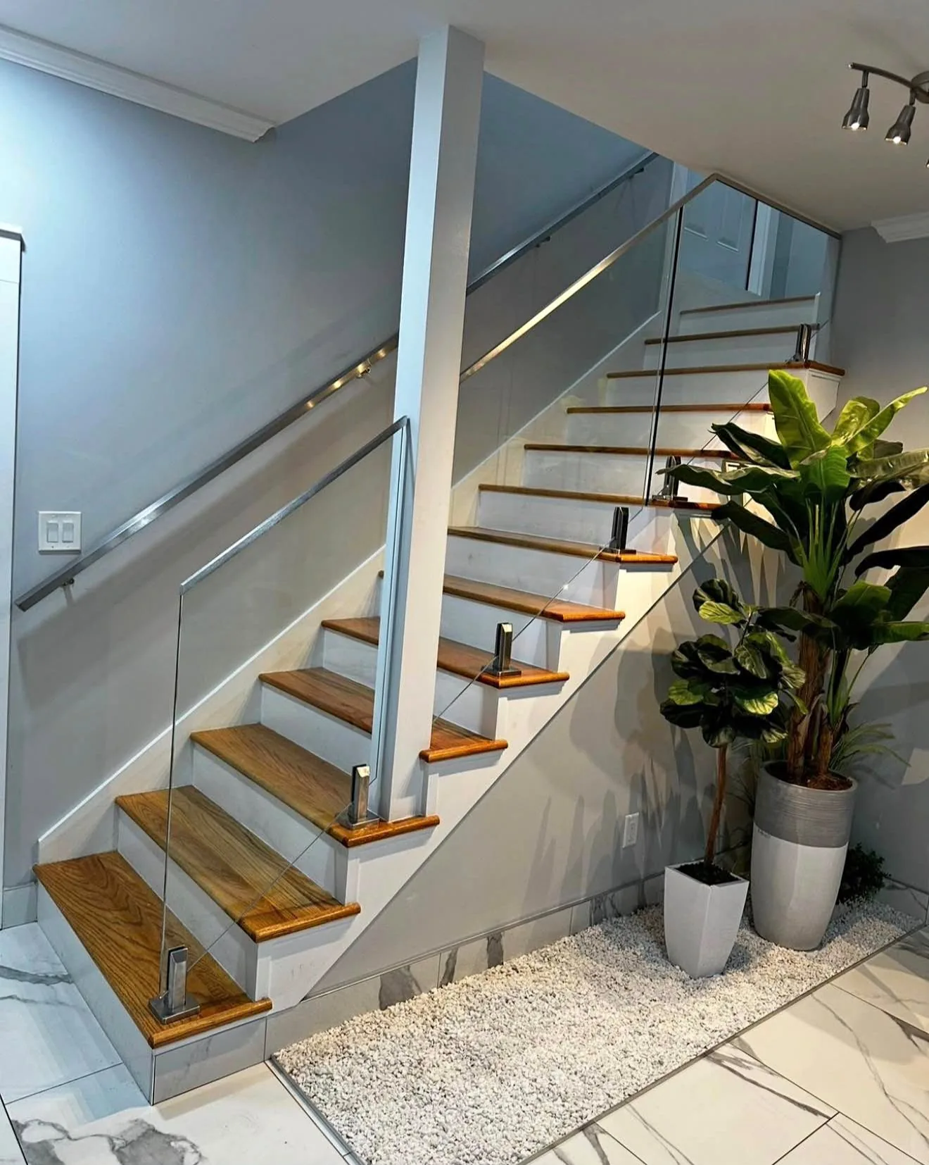 Renovación moderna de escalera